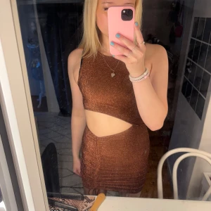 Klänning  - Oanvänd glitterklänning med lappen kvar 