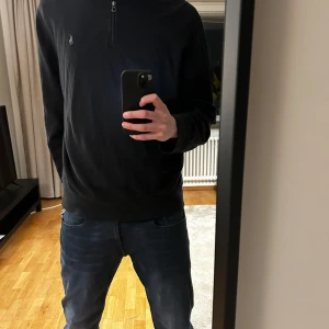 Ralp Lauren half zip tröja - Tja säljer nu min Polo Ralp Lauren zip tröja i storlek L. Säljer den eftersom jag typ aldrig andvänd den. Pris går absolut och diskutera. Hör av er vid frågor🔥