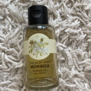 Moringa Shower Gel från The Body Shop - En liten flaska med Moringa Shower Gel från The Body Shop. Ungefär halva kvar, luktar jätte gott. Har bara inte haft mer användning av den.🥰