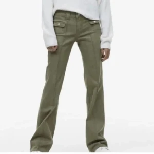 Low Waist gröna  Jeans  - Säljar mina jätte snygga hm jeans som inte går och köpa nånstans, säljer de för att dom inte kommer till användning. Inga defekter! 