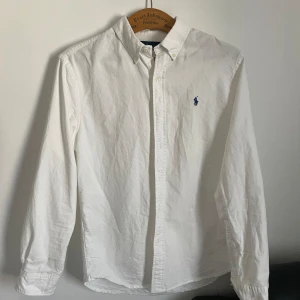 Vit Ralph Lauren Skjorta - Vit Ralph Lauren skjorta i storlek S. Skjortan är i gott skick och har bara en liten smuts fläck, som är svår att se.
