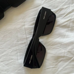 Solglasögon  - Säljer ett par YSL solglasögon som är inköpta på Nathalie Schuterman. Passar både tjejer och killar. Nästan aldrig använda. Säljer dem för 600kr