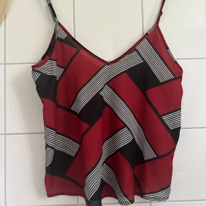 Linne - Jag säljer detta fina linnet som är svalt och perfekt till sommaren. Den kommer inte till användning för mig. Den är i väldigt bra skick då den är ganska ny. Kontakta mig för mer info eller bilder på den. 💕