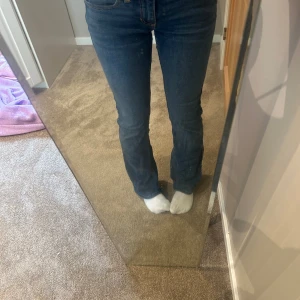 Blåa jeans low waist Bootcut  - Jätte fina Hollister jeans. Säljer för dom inte kommer till användning så ofta. Köpte dom i London förra sommaren. Är 157 och dom sitter perfekt på mig