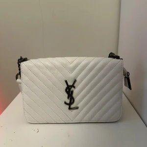 Ysl - Knappt använd jätte fin skick och snygg kvalitet väska Pris kan diskuteras 