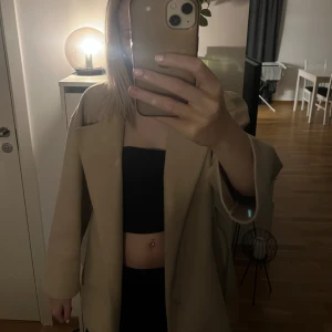 kappa - medel lång kappa som inte längre kommer till anledning. jätte fin och är i bra skick. står ingen storlek på men skulle uppskatta det som M 💕