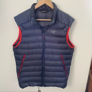 Arcteryx Väst - Hej! Jag säljer nu denna tvärfeta arcteryx västen. Nypris kostar den 3200, mitt pris: 899. Hör av er om ni har några frågor/Alex