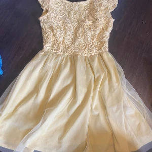 Ljus gul fluffig klänning  - Jätte gullig gul sommar klänning❤️ pris går att diskuteras ❤️