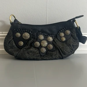 Väska - Söt handväska, knappt använd! (Lite defekt i tyget se bifogad bild) 