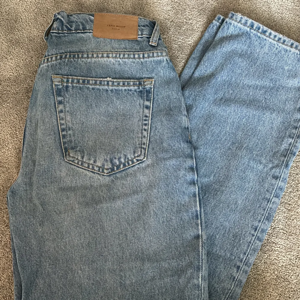 Jätte fina blå jeans från Vero moda! . Jeans & Byxor.