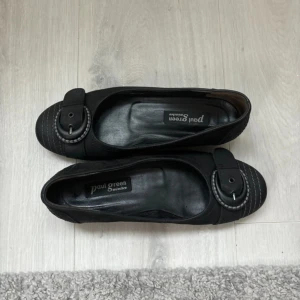 Ballerinaskor  - Inga imperfektioner, alltså i väldigt bra skick. Jag är storlek 35 i skor, men dessa var för stora för mig vilket är varför jag rekommenderar storlek 36 o inte där emellan som produkten själv påstår.