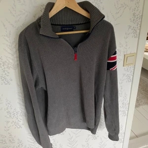 Henri Lloyd half zip, grå - Säljer min Henri Lloyd tröja pga att den inte används. Bra skick och skön. 