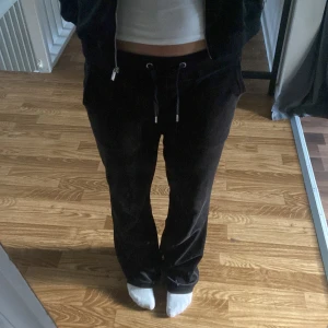 Mjukis set - Ett jätte fint mjukis sett ifrån Bondelid som liknar juicy couture setet jätte mycket! Är i färgen svart och storlek XS och byxor storlek S❤️
