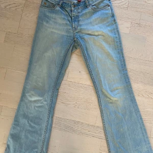 Lågmidjade vintage hm jeans - Jättesnygga ljusblåa jean, lågmidjade och flare. Pris går att diskuteras om ni trycker på köp nu💕