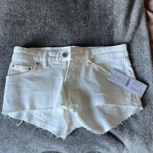 Lågmidjade shorts ❤️ - Säljer nu mina lågmidjade mini shorts från Gina då dem inte har kommit till någon användning. ❤️ Endast provade och i nyskick ❤️ Priset kan såklart diskuteras och skriv gärna om ni har några frågor eller funderingar ❤️ 