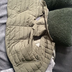 Four hands luxury väst - Säljer mik four hands luxury väst, riktig fräcsh max använd 3 ggr org pris 4000kr säljer den för 3000, pris ej hugget i sten