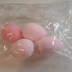 Beauty sponges. - These are 4 new sponges.  Very soft and nice to wet and use. 100% new. 4 för 80. 1 för 20. 