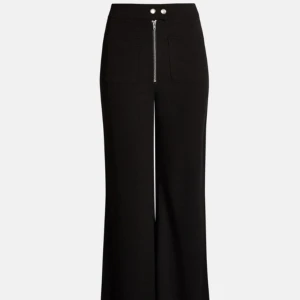 Bik bok wide leg trousers  - Säljer ett par byxor från Bik bok då det inte kommer till användning, nypris 399 och säljs för 199 och i bra skick, skriv vid intresse och köparen står för frakten💗