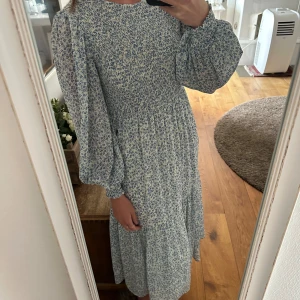 Sommarklänning - Helt oanvänd klänning ifrån Nümph. Storlek 34, men väldigt stretchig. Nypris: 1000 Accepterat pris: 500