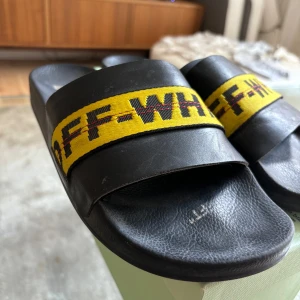 Off-Whote tofflor storlek 44 - Använda tofflor från Off-white i storlek 44. Bär vanligtvis 43 och de passar även då utmärkt. Dustbag och box medföljer. 