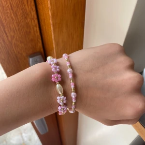 Armband - Två handgjorda pärlarmband som är stretchiga i storleken 💗
