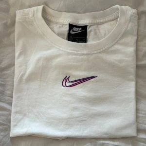 Kort Nike t-shirt - Kort nike t-shirt med bred passform  Super fint skick!