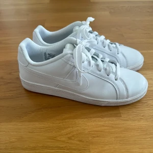 Nike sneakers - Nästan helt nya Nike sneakers använda fåtal gånger storlek 40 men är små i storleken säljs pga fel storlek 