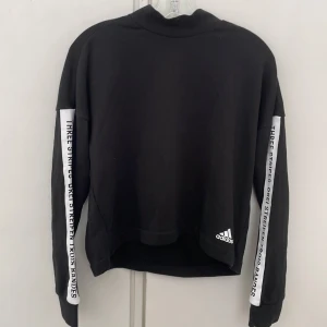 Adidas tröja - Oanvänd, passar xs-m