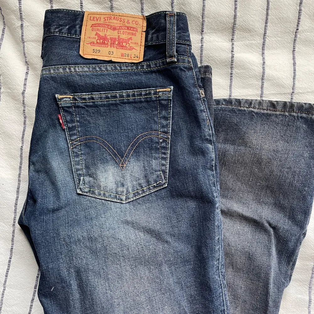 Vintage Levis jeans köpta i Paris. Storleken motsvarar st 34 med långa ben, jag är 167. Fint skick, lite slitna nertill då de har varit lite för långa på mig. . Jeans & Byxor.