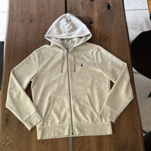 Polo Ralph Lauren Hood - Light Sport Heather - Hoodie med luva och dragkedja, luva med dragsko. Hoodien är i ett väldigt bra skick. Om intresserad hör av dig, pris kan även diskuteras.