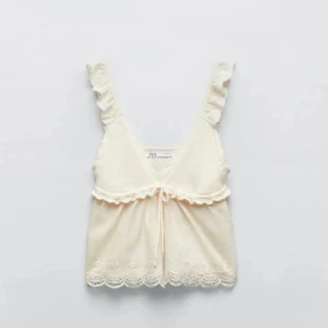 Snygg vit topp - Jättesöt vit topp superbra till sommaren 😍😍 storlek M passar mig som har S & M