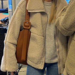 Mango väska  - En fin väska ifrån mango, rymmer väldigt mycket och är väldigt skön att bära, egna bilder tillkommer vid intresse💗