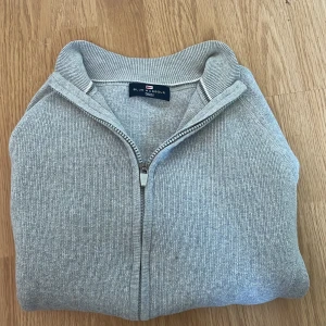 Blue harbour cardigan  - En grå blue harbour cardigan/zip i mycket fint skick, storlek xs!😃