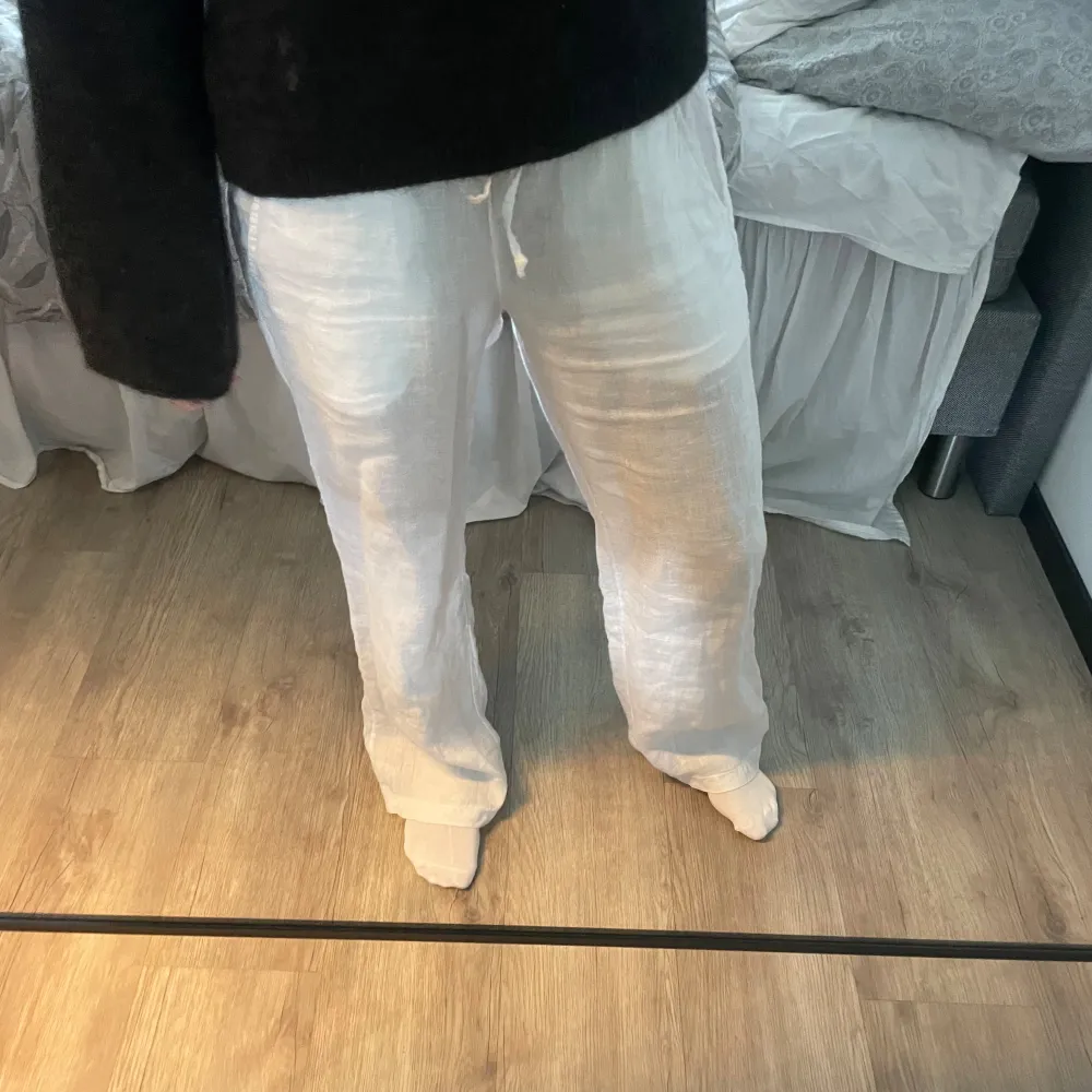 Ett par vita linnebyxor från Chelsea. Storlek XXS men passar mig som vanligtvis har XS.. Jeans & Byxor.