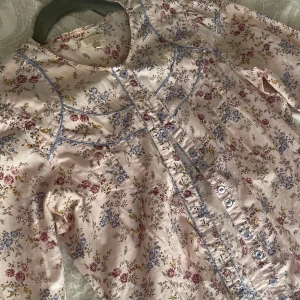 Blommig blus / skjorta  - Jättesöt vintage skjorta med fint blommigt mönster på. Perfekt att ha över ett linne, en klänning eller bara som den är. Blivit för liten, annars hade jag använt den hela somrarna! ☀️superfint skick!