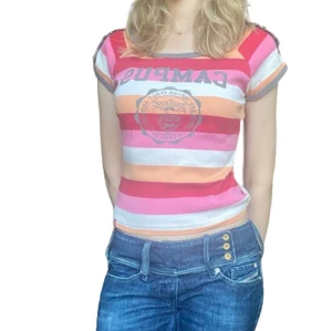 Y2k randig tshirt  - Så söt randig tshirt med texten "Campus" i y2k stil. Smickrande passform. Passar utmärkt på mig som är S. I superfint skick, inga defekter! Skriv i dm vid funderingar, för fler bilder eller prisförslag och köp direkt via köp nu 💓