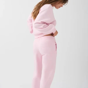 Rosa mjukisbyxor - Gina basic straight sweatpants + sweatshirt. Båda storlek xs, använda en gång som nya, nypris 560 för båda, mitt pris 400🩷🩷