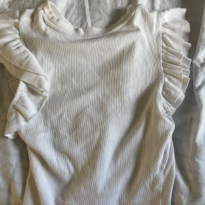 Tröja  - Söt sommar tröja med volanger på sidorna jag säljer denna eftersom jag inte kan ha den längre 