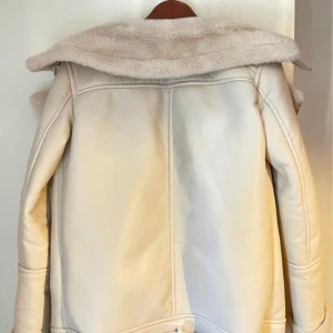 Jacka - Säljer päls jacka i storlek XS oversized.  Använd 2 gånger och är ungefär 6 månader gammal, vid intresse skriv DM!❤️ Köpt för 1500 säljer för 700!☺️ 