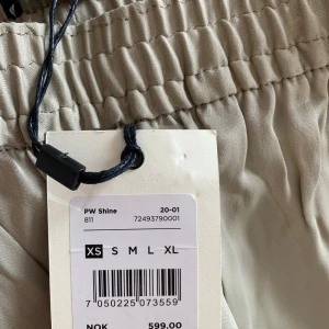 Skön o bekväm dam byxa från Bikbok - Ny med prislapp fin byxa från Bik bok i storlek Xs