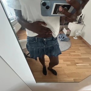 Jeanskjol ”volang” - Ingen användning för, passar s/m  250kr+frakt! 💕