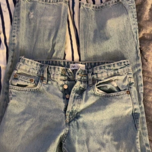 Mid straight jeans - Sist anväda för 2 år sen, hålet på ena benet har blivit ganska stort.