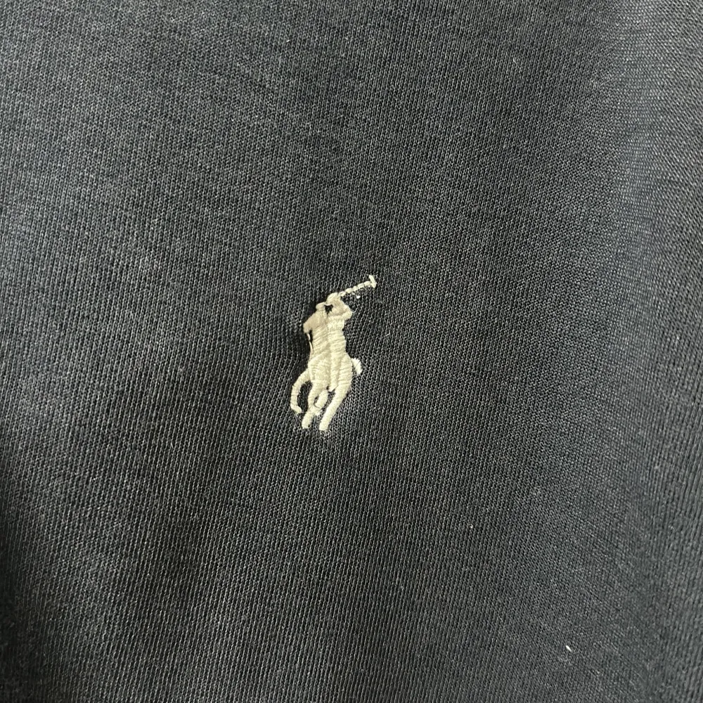 En mörk blå Polo Ralph Lauren zip hoodie. Storlek S men passar även M. Köpt från Ralph Laurens hemsida för 2195kr. Använd några gånger. . Tröjor & Koftor.