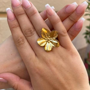 Ring - Guldring med en blomma på💖helt ny