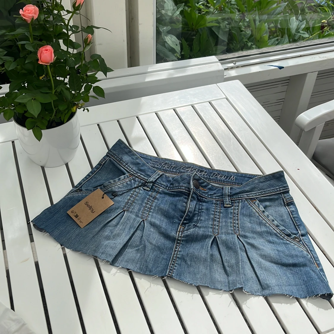 Lågmidjad jeanskjol med volang