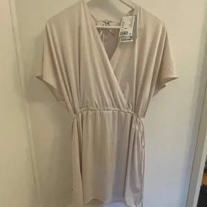 Strand klänning, cover up - Säljer En jätte söt cover up strand klänning i Beige färg från H&M, inte använd och säljer då den inte kommer till användning 🫶🏻