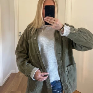 Grön jacka  - Super fin grön jacka, perfekt till både sommaren våren och hösten, använd en del men väldigt bra skick utan defekter! 🤗🤗