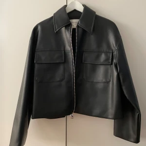 Skinnjacka Carin Wester - Skinnjacka i boxig modell från Carin Wester, knappt använd. Storlek: S Nypris: 999 kr