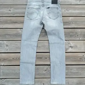 Lee jeans. Storlek 30 32. Väldigt cool färg och i mke bra skick!  Tags: cohen, nudie jean, saint Laurent, golden goose, lindeberg, gran sasso, Phillipe model, philippe model, dondup jeans, Levis, lee jeans, Ralph lauren, rayban boyfriend grisch, laid