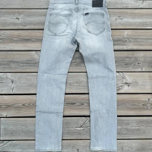 Lee jeans  - Lee jeans. Storlek 30 32. Väldigt cool färg och i mke bra skick!  Tags: cohen, nudie jean, saint Laurent, golden goose, lindeberg, gran sasso, Phillipe model, philippe model, dondup jeans, Levis, lee jeans, Ralph lauren, rayban boyfriend grisch, laid
